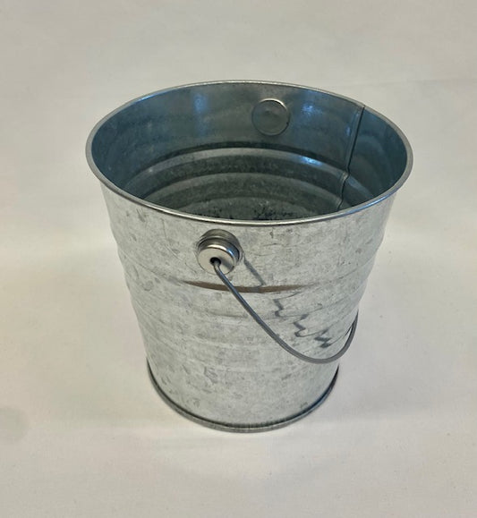 Tin bucket with handle